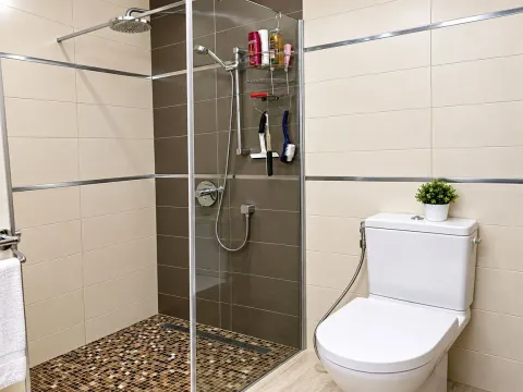 Moderno opremljeno kupatilo sa tuš kabinom i WC šoljom. - image 10