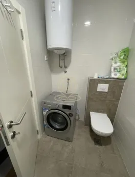 Manje kupatilo sa tuš-odvodom, toaletom i veš mašinom. - image 8