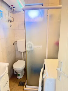 Kompaktno kupatilo sa tuš kabinom, WC šoljom i veš mašinom. - image 13