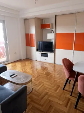 Dnevna soba sa garniturom, televizorom i trpezarijskim stolom. - image 2