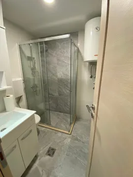Kupatilo sa tuš kabinom, umivaonikom i bojlerom. - image 3