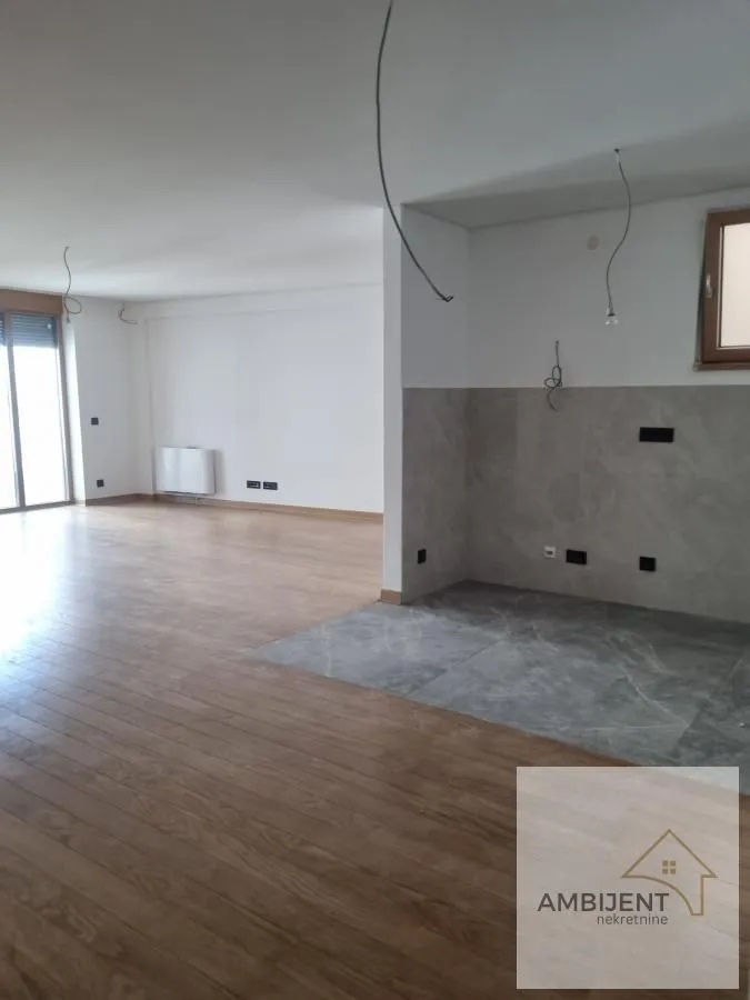 Prodaja, četvorosoban stan, 261m², Čubura, Beograd