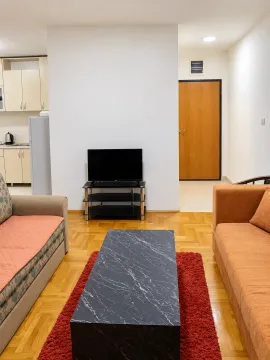 Dnevna soba sa garniturom, stočićem i televizorom. - image 2