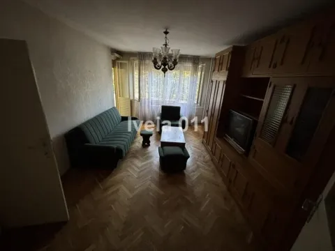 Dnevna soba sa garniturom za sedenje i drvenim nameštajem. - image 11