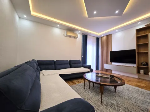 Prostrana dnevna soba sa ugaonom garniturom, TV-om i modernim spuštenim plafonom sa rasvjetom. - image 4