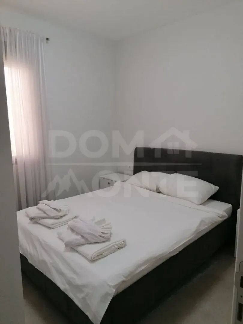 Bedroom with a double bed and white linens.