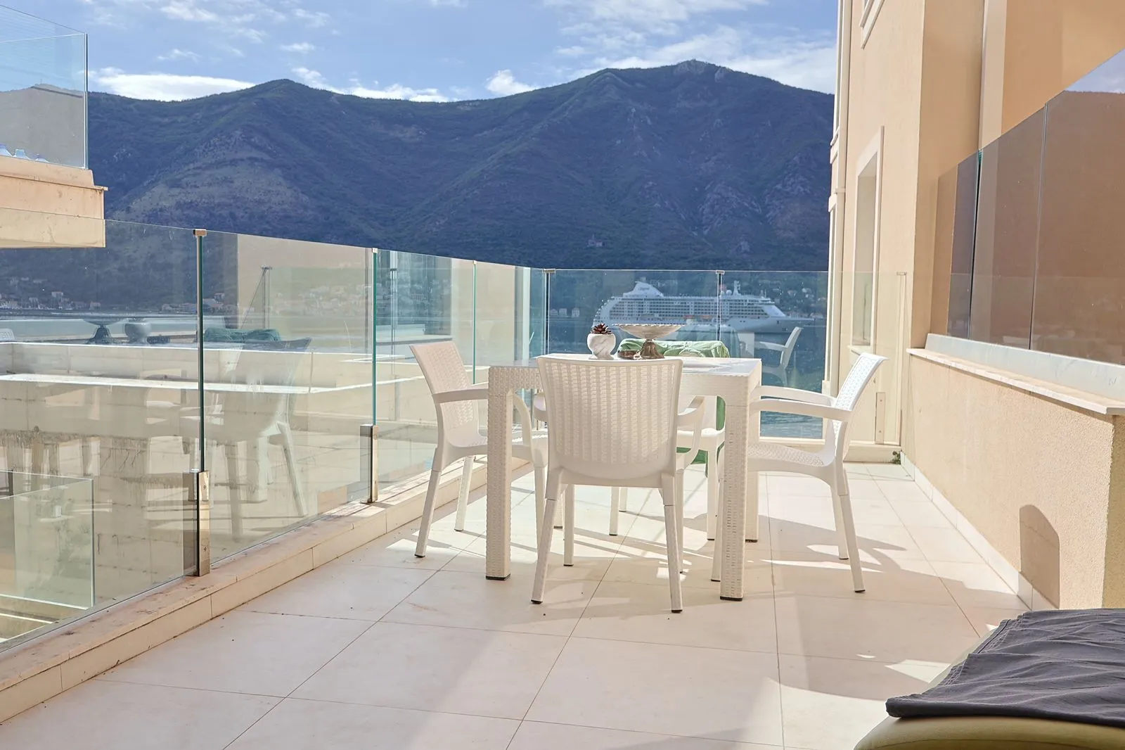 Prodaja, dvosoban stan, 106m², Dobrota, Kotor