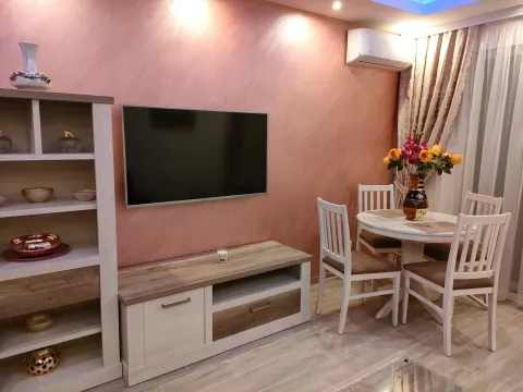 Izdavanje, dvosoban stan, 70m², Centar, Bar - image 12