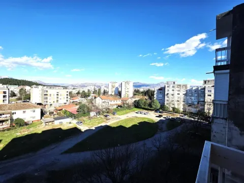 Pogled sa terase na gradsko naselje i okolne planine. - image 4