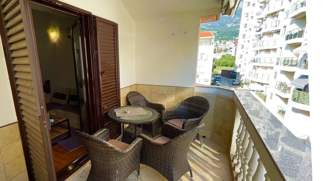 Covered terrace with seating furniture and a view of the neighborhood.