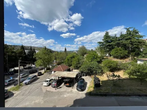 Pogled sa prozora na okolno zelenilo, parking i ulicu. - image 9
