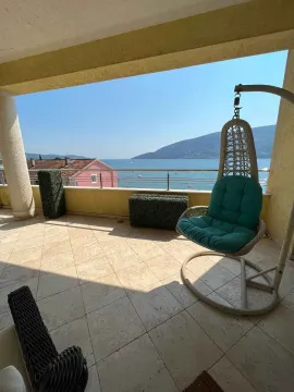 Natkrivena terasa sa visećom foteljom i pogledom na more. - image 2