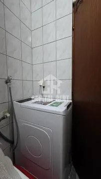 Kupatilo sa belom veš mašinom i pločicama na zidovima. - image 12