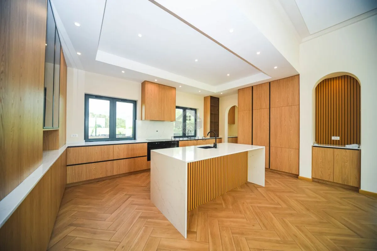Izdavanje, kuća, 350m², Tuzi, Podgorica