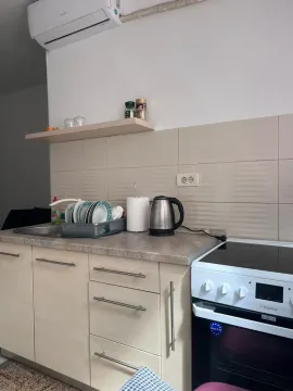 Manja kuhinja sa elementima, šporetom i radnom površinom. - image 4