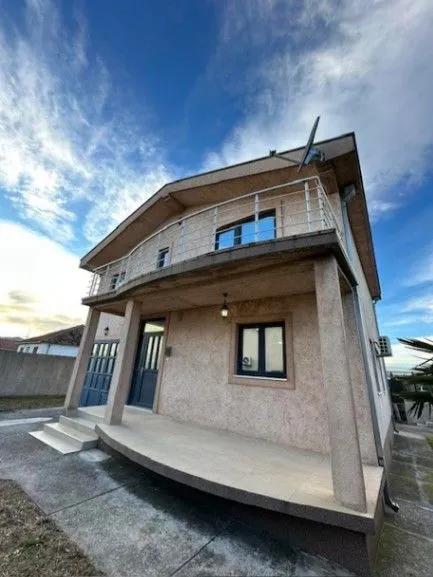 Izdavanje, kuća, 170m², Gornja Gorica, Podgorica