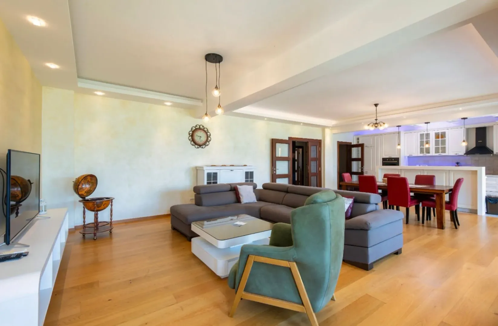 Izdavanje, trosoban stan, 141m², Škaljari, Kotor