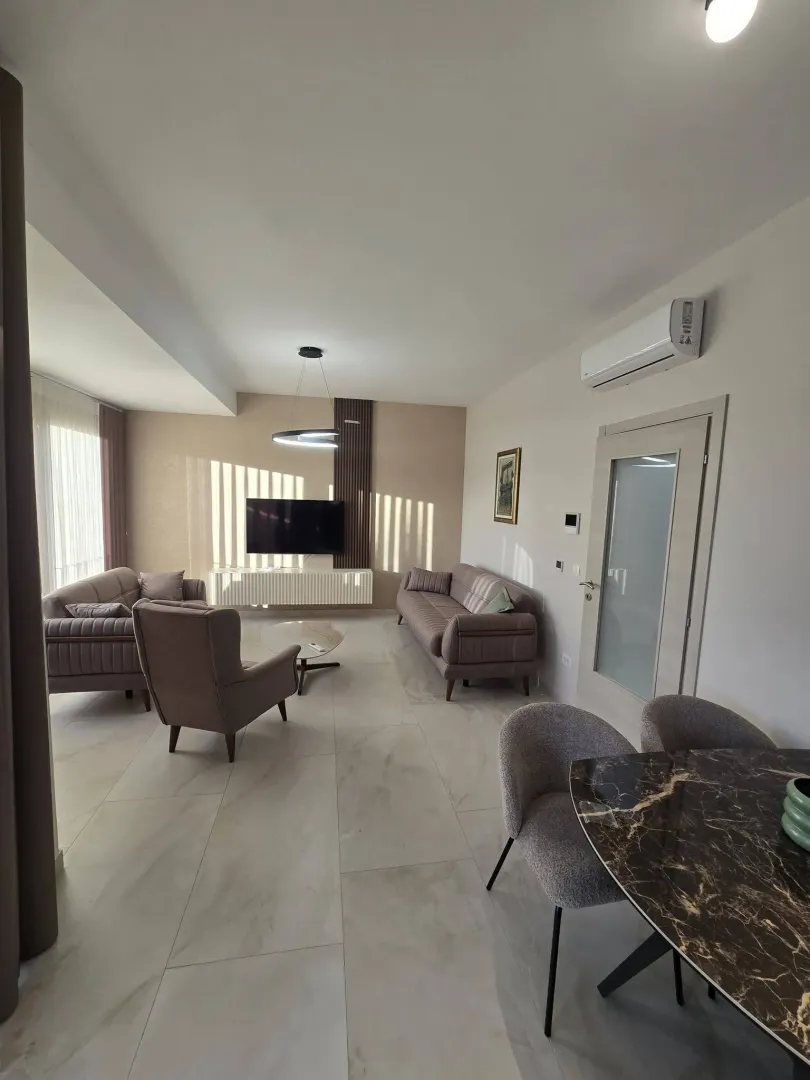 Izdavanje, dvosoban stan, 70m², Pod Kuk, Tivat