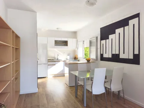 Izdavanje, dvosoban stan, 90m², Lazi, Budva - image 4