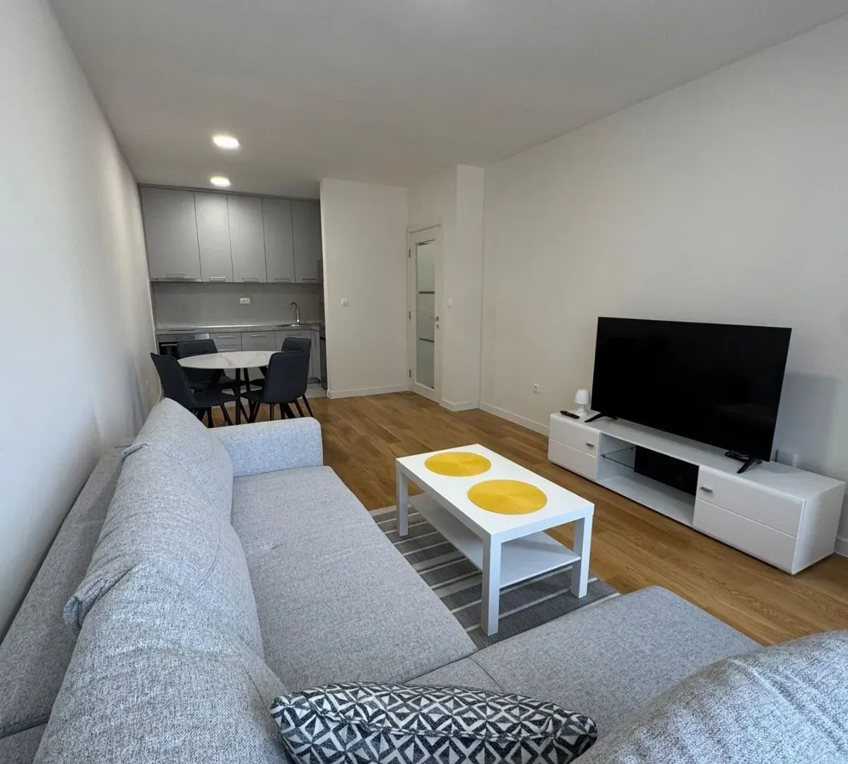Izdavanje, jednosoban stan, 49m², Central Point, Podgorica