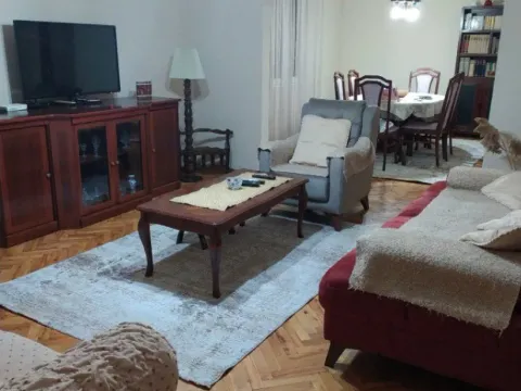 Izdavanje, kuća, 200m², Stari Aerodrom, Podgorica - image 13