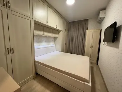 Svijetla spavaća soba sa velikim bračnim krevetom i ugradnim plakarima. - image 3
