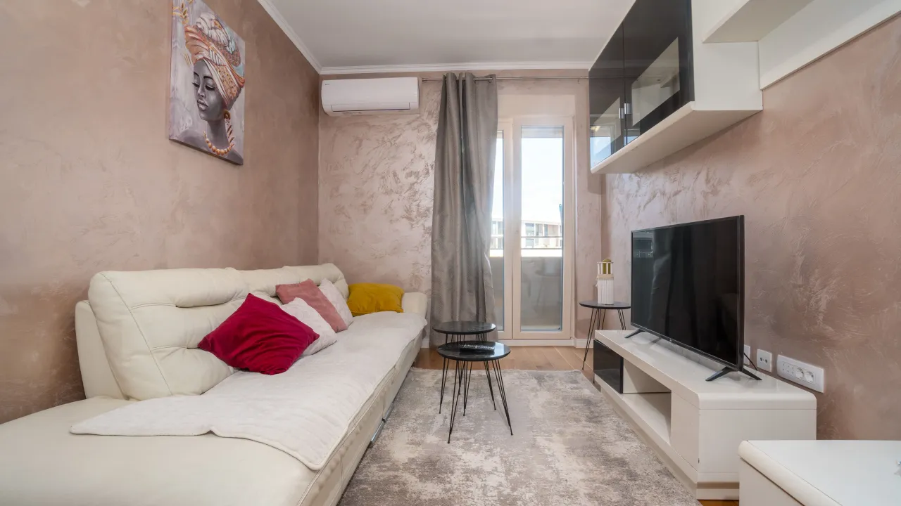 Izdavanje, jednosoban stan, 40m², Central Point, Podgorica