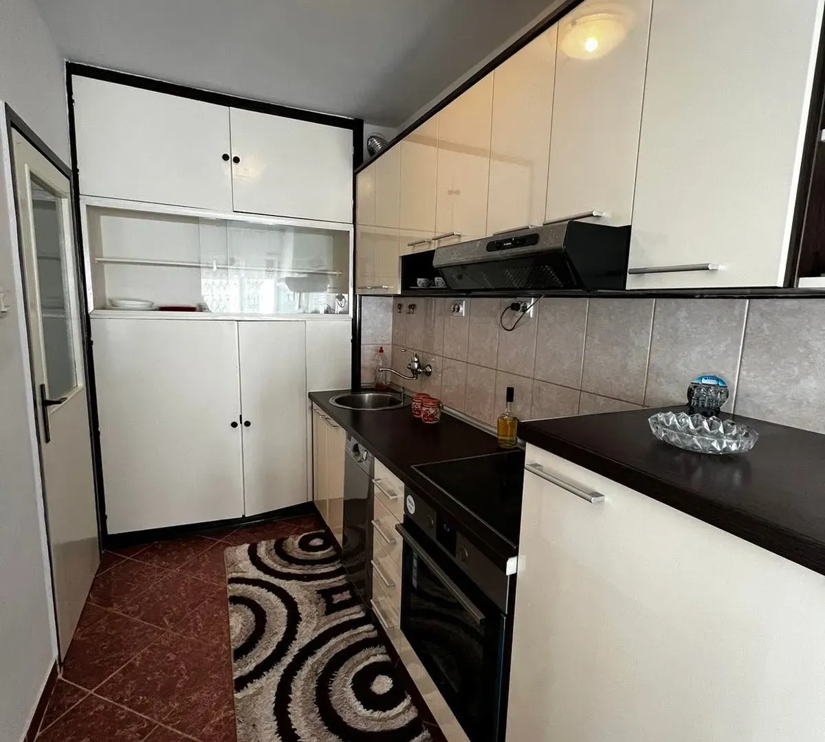 Izdavanje, dvosoban stan, 70m², Centar, Tivat
