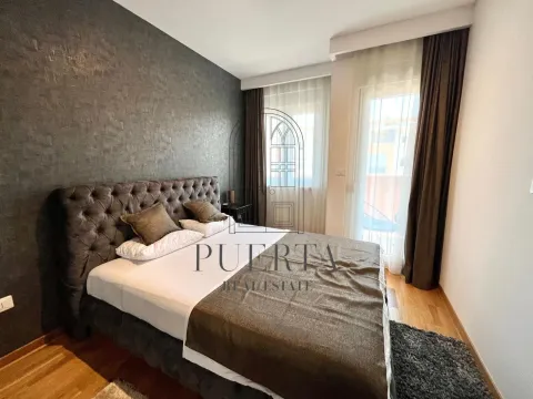 Moderna spavaća soba sa bračnim krevetom i tamnim zidom. - image 7
