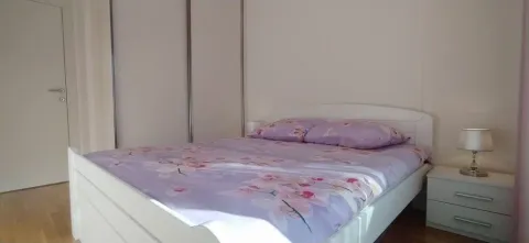 Svijetla spavaća soba sa bračnim krevetom i ugradnim ormarom. - image 3