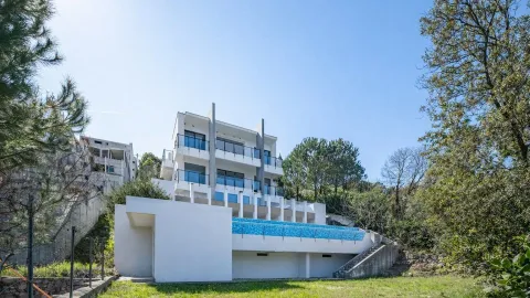 Pogled na eksterijer modernog objekta sa bazenom. - image 6