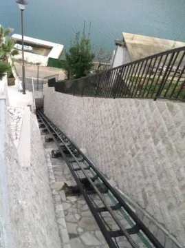 Kosi lift na strmom terenu blizu mora. - image 17