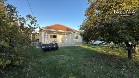 Pogled na dvorište i prednju fasadu kuće sa terasom. - image 2