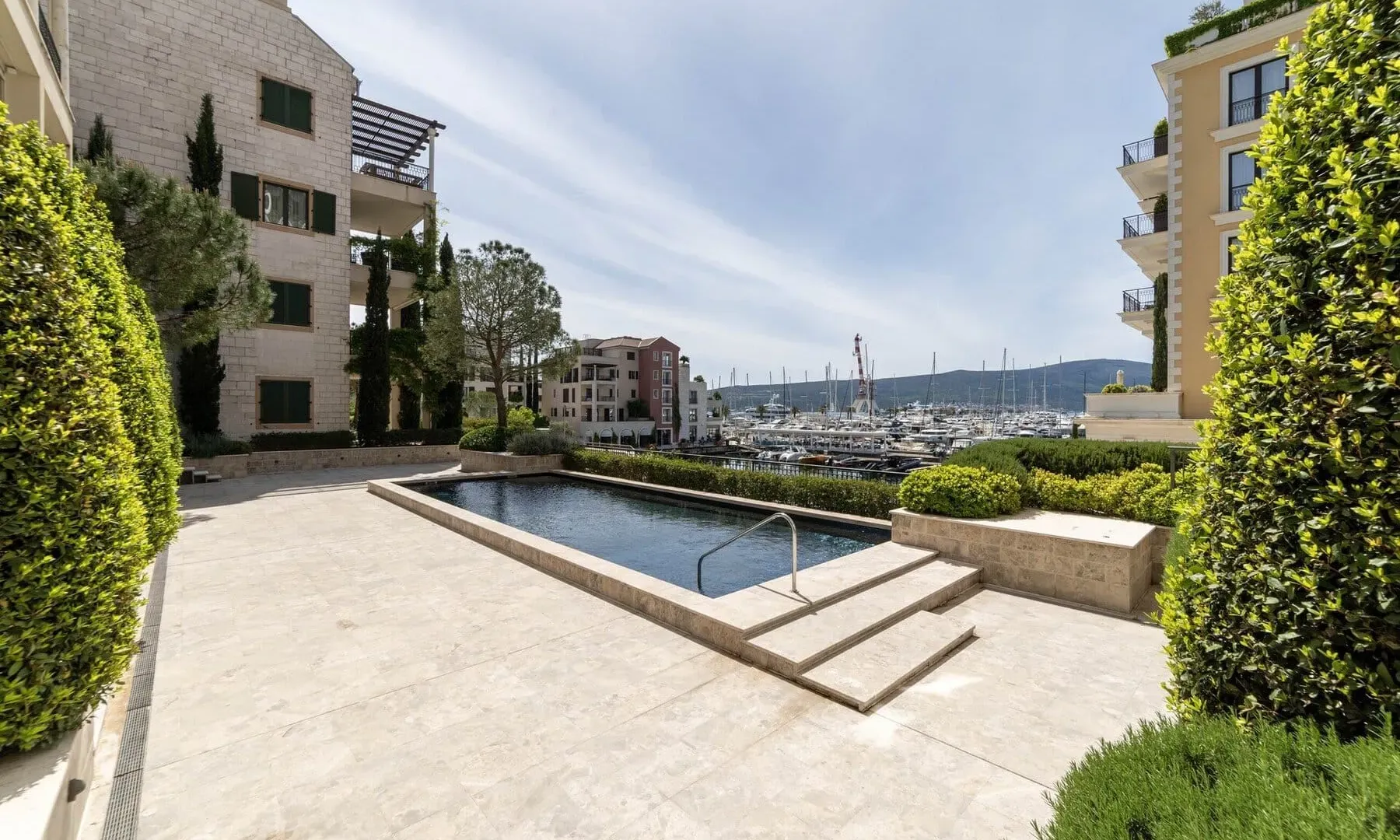 Izdavanje, dvosoban stan, 131m², Porto Montenegro, Tivat
