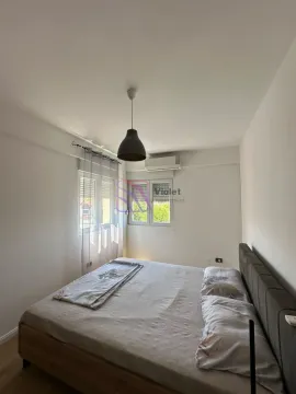 Spavaća soba sa bračnim krevetom, prozorima i visećom lampom. - image 9