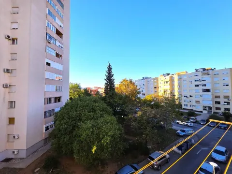 Pogled sa terase na okolne stambene zgrade i zelenilo. - image 14
