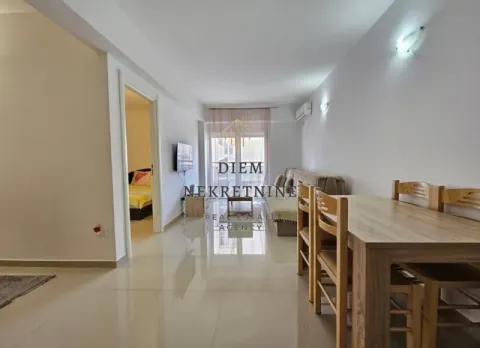 Prostrani dnevni boravak sa trpezarijom i izlazom na terasu. - image 2