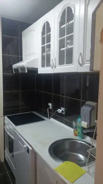 Kuhinja sa bijelim elementima. - image 15