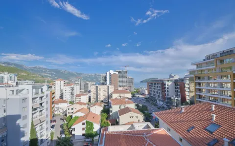 Pogled sa terase na grad i okolne planine. - image 4