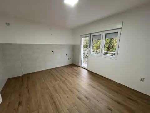 Prodaja, trosoban stan, 85m², Centar, Ćuprija - image 13