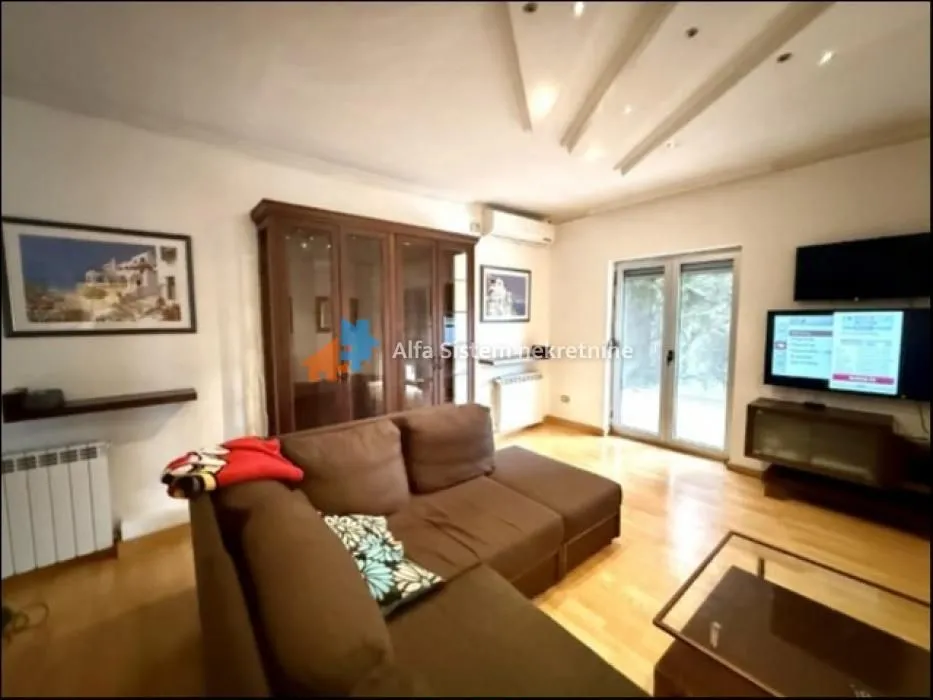 Izdavanje, kuća, 200m², Surčin, Beograd