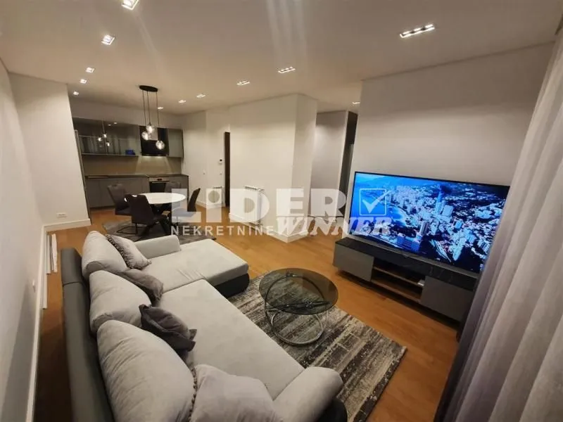 Izdavanje, trosoban stan, 88m², Savski Venac, Beograd