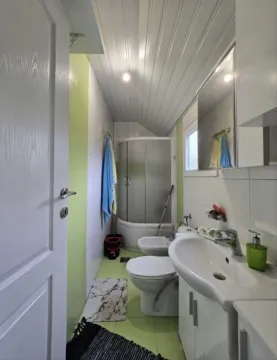 Manje kupatilo sa tuš kabinom, umivaonikom i sanitarijama. - image 7
