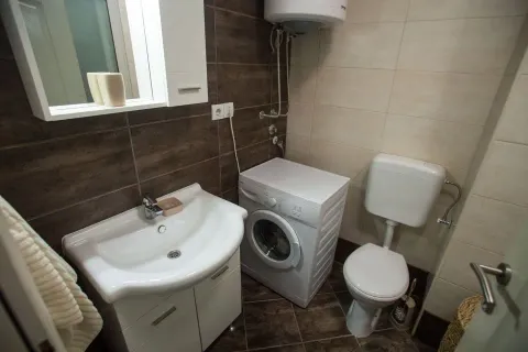 Manje kupatilo sa umivaonikom, WC šoljom, mašinom za veš i bojlerom. - image 9