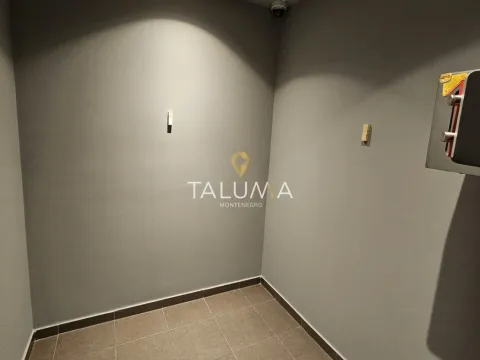 Izdavanje, poslovni prostor, 180m², City Kvart, Podgorica - image 8