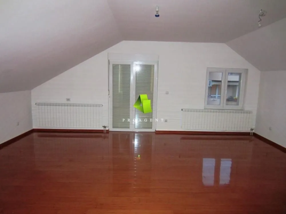 Rent, office space, 90m², Palilula, Niš