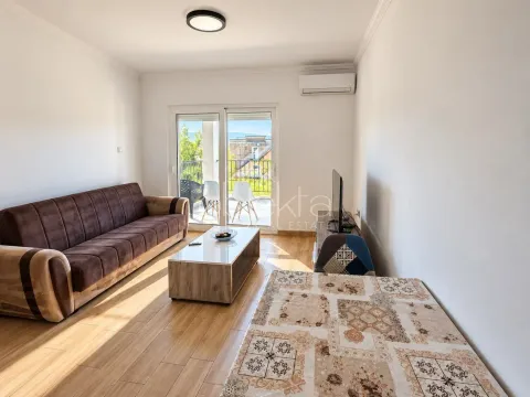 Dnevni boravak sa garniturom, stočićem i izlazom na terasu. - image 2