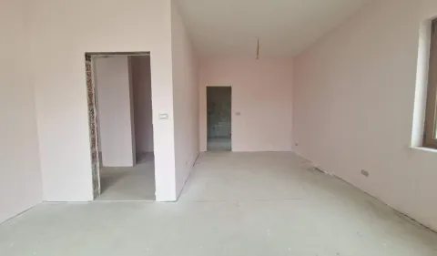 Neopremljena prostorija u fazi renoviranja sa roze zidovima. - image 6