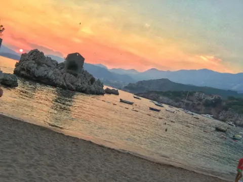 Rent, one bedroom apartment, 60m², Sveti Stefan, Budva - image 23