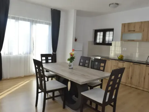 Izdavanje, stan, 210m², Tivat, Crna Gora - image 2